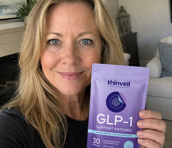 Thinveil GLP-1 Support Patches tenu par une utilisatrice satisfaite